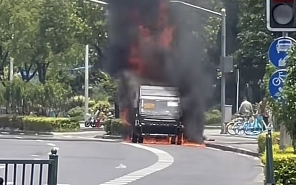 牛顺网 垃圾清运车突发起火事故  所幸未造成人员伤亡