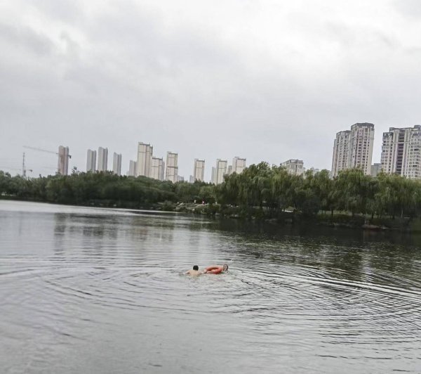 巨富配资 第五次！62岁保安队长勇救落水男子