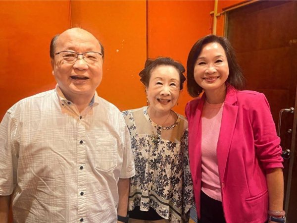 希恩配资网 胡志强高雄市新书会力挺柯志恩，赠书预祝“柯市长”当选