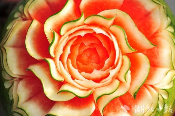 爱策略 夷陵：西瓜上创意雕刻“花开富贵”吸引眼球