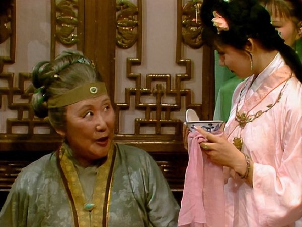 纯旭配资端 宝钗聪明会办事，在贾府很受欢迎，为什么对夏金桂却束手无策？